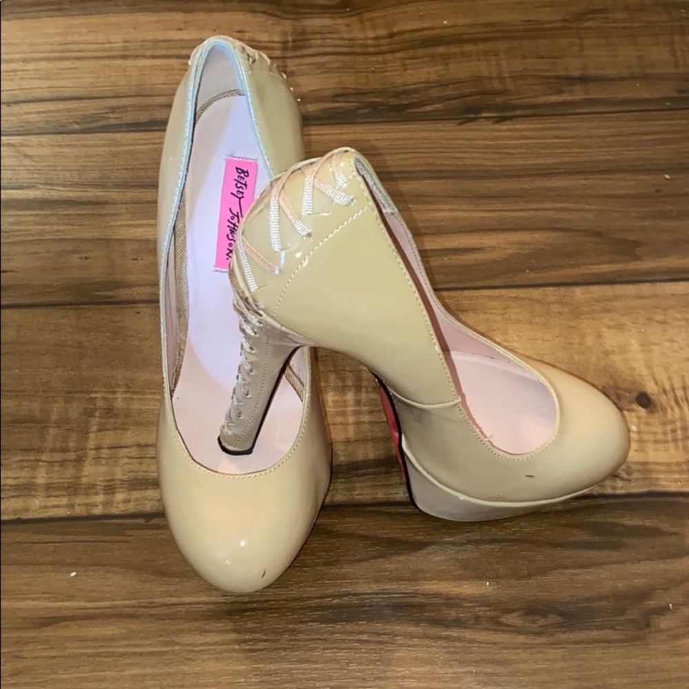 Vintage Nude Betsy Johnson heels